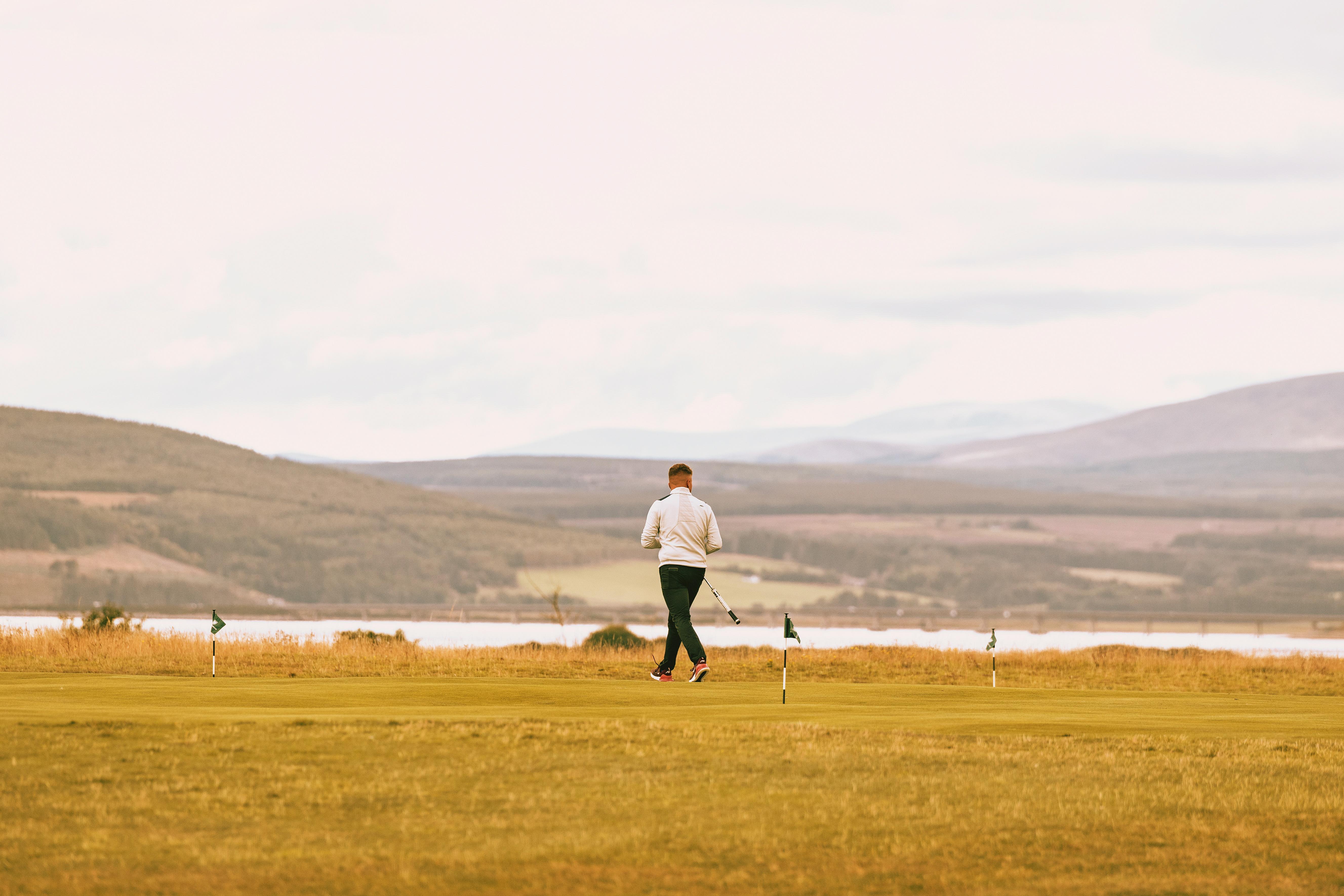 Dornoch Station酒店 外观 照片 A player on the 18th fairway