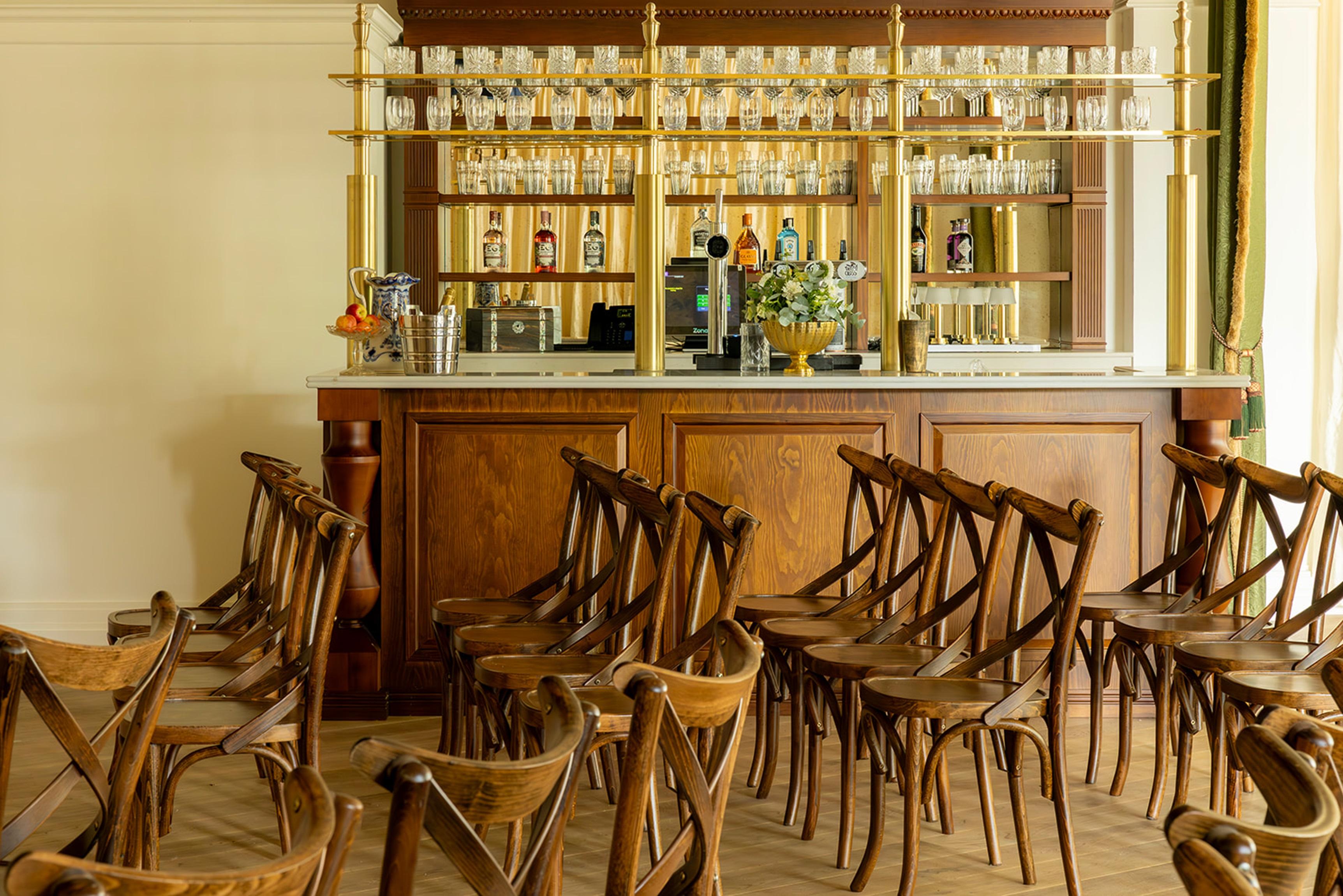 Dornoch Station酒店 外观 照片 The bar at the Royal Automobile Club